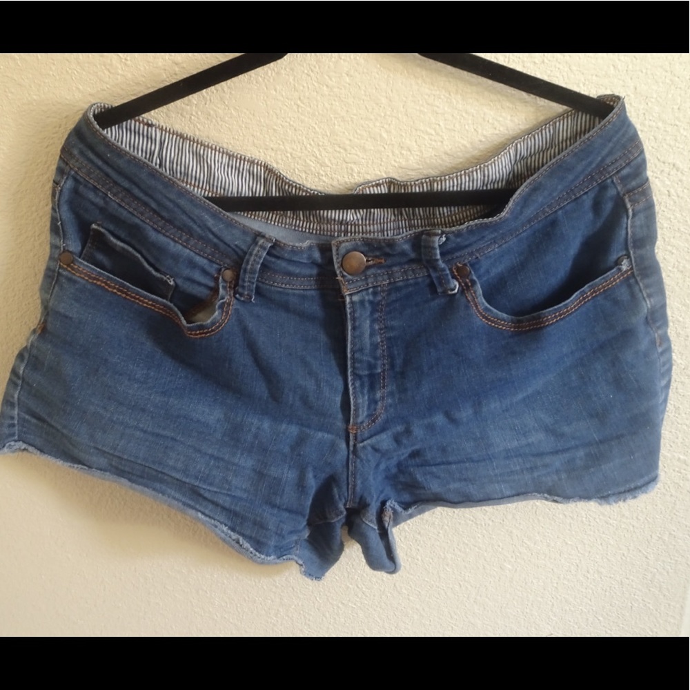 Jean booty shorts